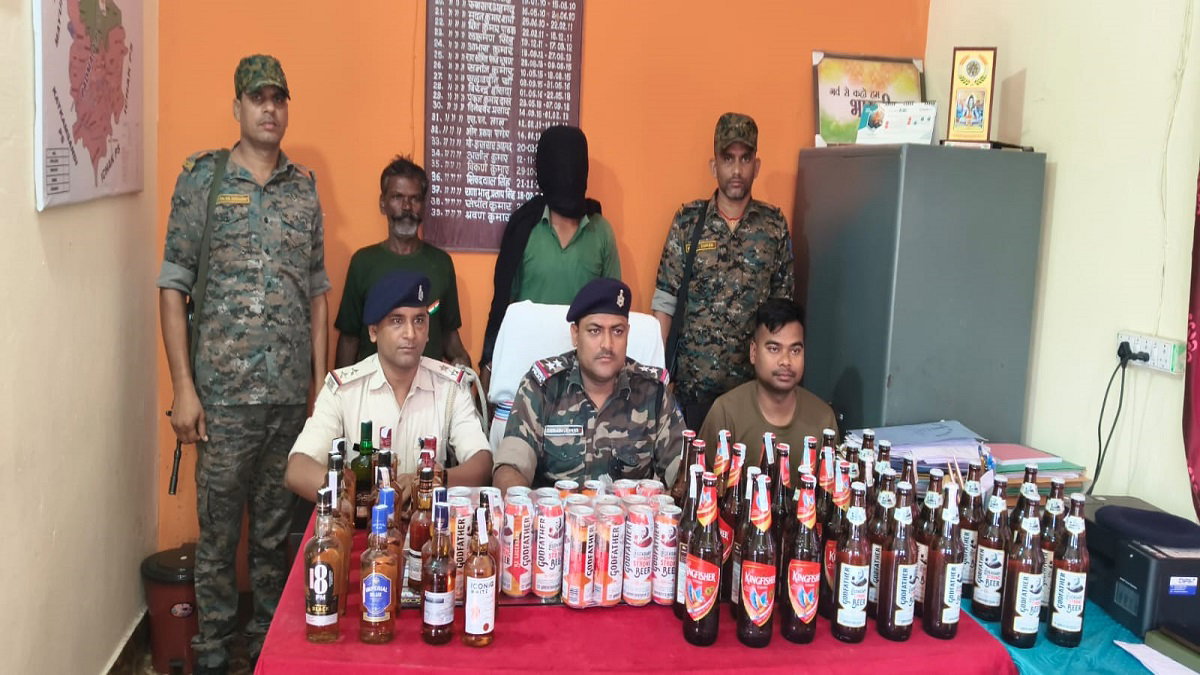Hazaribagh News: अवैध शराब बेचते किराना दुकानदार गिरफ्तार