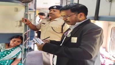 Dhanbad News: बिना टिकट यात्रा करते पकड़ाए 555 यात्री, 4.95 लाख वसूला जुर्माना