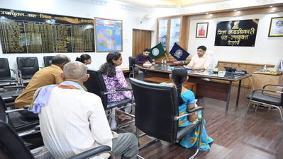 Deoghar News: जनता दरबार में डीसी ने सुनी लोगों की समस्याएं