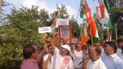 Latehar News: बीजेपी और कांग्रेस के कार्यकर्ता आपस में भिड़े, एक दूसरे के कार्यालय के बाहर किया प्रदर्शन
