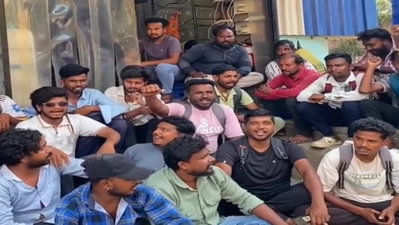 Jamshedpur News: पैसा बढ़ाने की मांग को लेकर डिलीवरी बॉय का प्रदर्शन, ब्लिंकिट पर आईडी होल्ड का आरोप