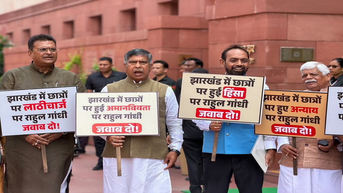 छात्रों पर कार्रवाई के विरोध में झारखंड NDA सांसदों  ने किया संसद परिसर में प्रदर्शन
