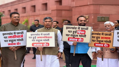 छात्रों पर कार्रवाई के विरोध में झारखंड NDA सांसदों  ने किया संसद परिसर में प्रदर्शन