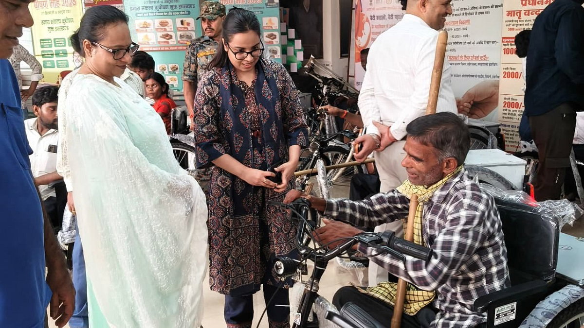 Hazaribagh News: 25 दिव्यांगों के बीच बैट्री चालित ट्राई साइकिल का वितरण