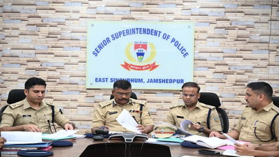 Jamshedpur News: गोलमुरी बैंक लूटकांड की डीआईजी ने की समीक्षा, दुर्गा पूजा की सुरक्षा को लेकर दिए निर्देश