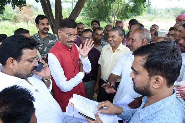 Saraikela News: मंत्री संजय सेठ से मिले ग्रामीण, गणना में संथाल-मांझी जाति दर्ज कराने की मांग