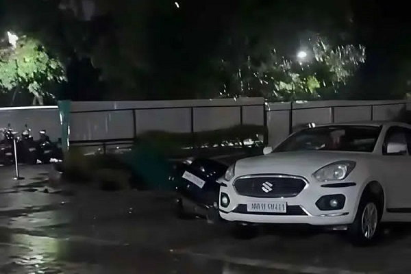 Ranchi News: रांची में झमाझम बारिश से मौसम हुआ सुहाना, मेन रोड में गड्ढे में धंसी कार