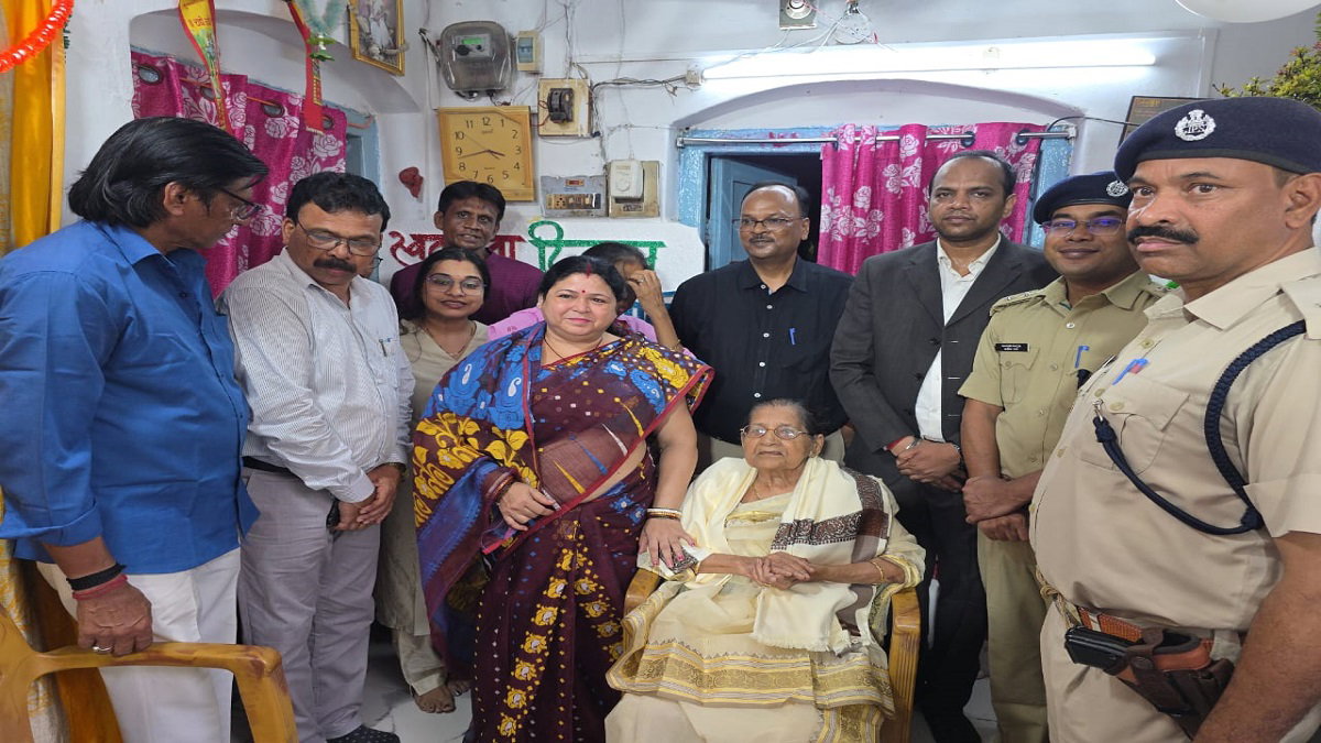 Jamtara News: स्वतंत्रता सेनानी के परिजन को जिला प्रशासन ने किया सम्मानित