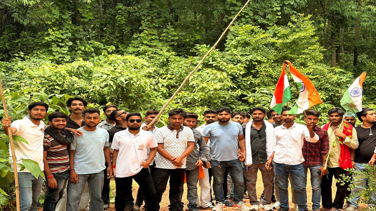Deoghar News: डिगरिया पहाड़ पर युवाओं ने मनाई महर्षि अरविंद की जयंती