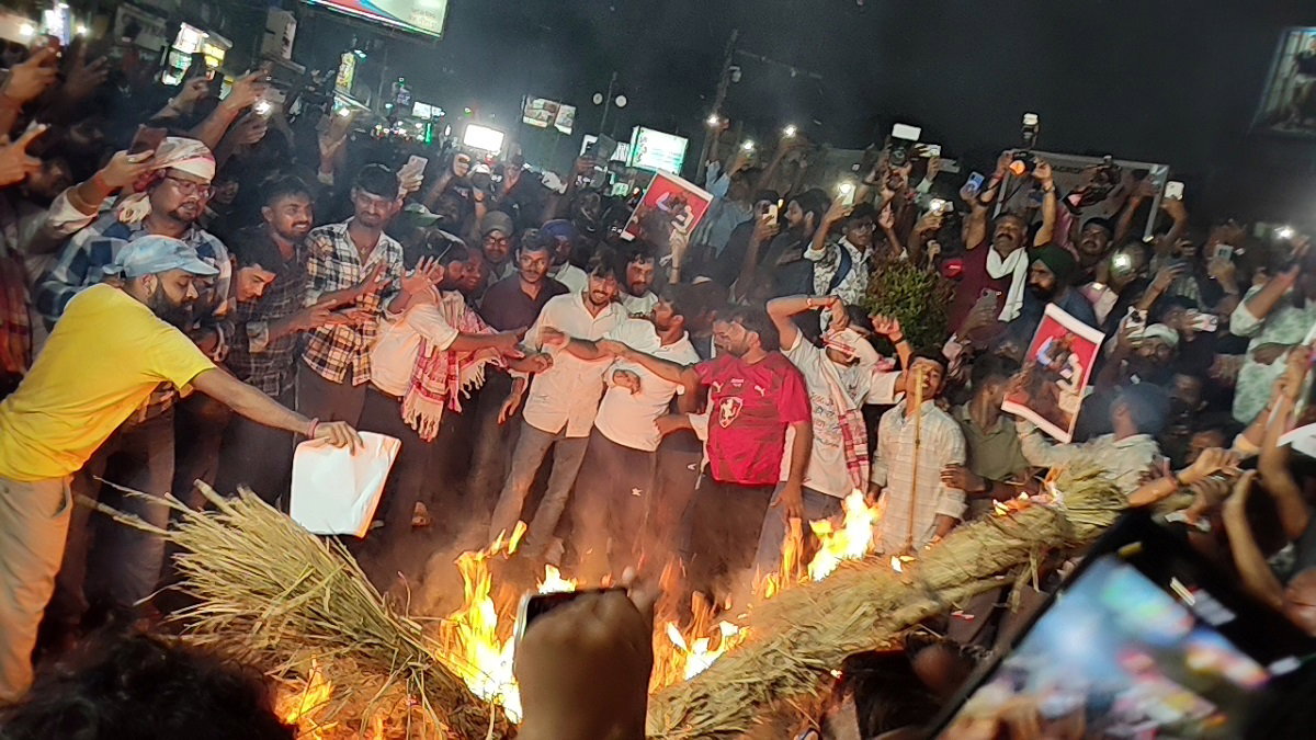 JPSC-JSSC Protest:  आंदोलनकारी छात्रों ने सरकार का पुतला फूंका