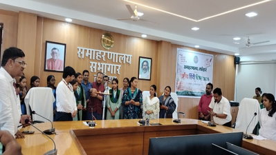Latehar News: राष्ट्रीय हिन्दी दिवस पर समाहरणालय में कार्यक्रम का आयोजन
