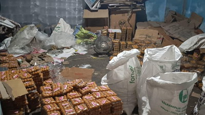 Dhanbad News: बिना लाइसेंस के बनाया जा रहा था लड्डू, गोदाम से भारी मात्रा में बेसन जब्त