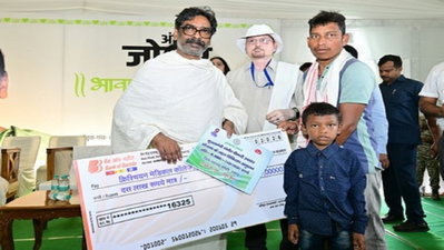 सीएम हेमंत ने बच्चे के इलाज के लिए सौंपा 10 लाख का चेक, वेल्लोर में होगा अनूप का इलाज