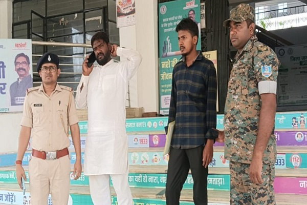 Jamtara News: फर्जी नियुक्ति पत्र लेकर समाहरणालय पहुंचा युवक गिरफ्तार, ससुर भी हिरासत में