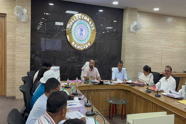 Ramgarh News: डीसी ने समीक्षा बैठक में राजस्व संग्रहण पर दिया जोर