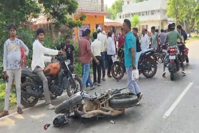 Giridih News: दो बाइक की आमने-सामने टक्कर में एक की मौत, दो घायल