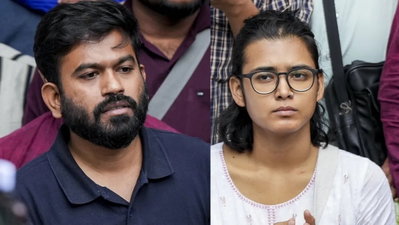 प्रदर्शन से पहले अभिजीत दिपके और नेहा बोरा को दिल्ली पुलिस ने लिया हिरासत में, कई प्रदर्शनकारी भी डिटेन