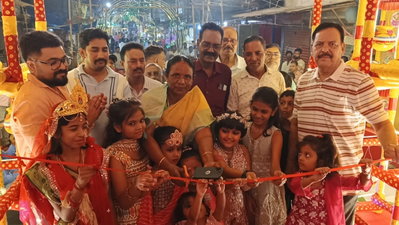 Chaibasa News: चक्रधरपुर में कपड़ा पट्टी दुर्गा पूजा पंडाल का सांसद जोबा माझी ने किया उद्घाटन