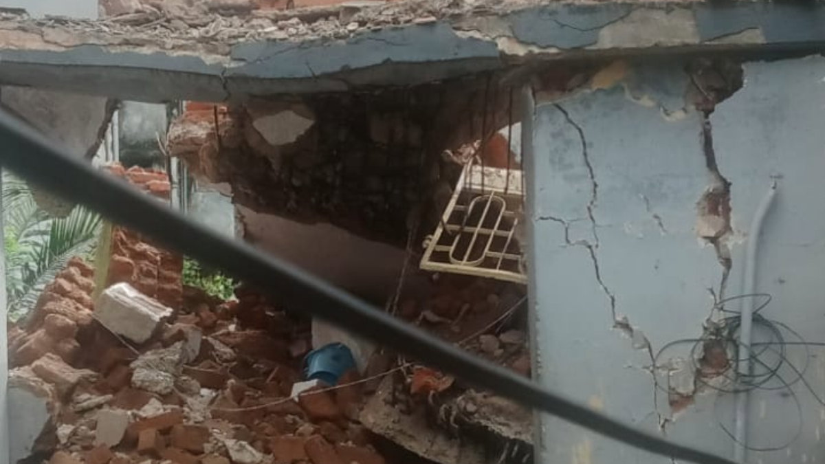 Bokaro News:  कर्मचारियों के क्षतिग्रस्त आवास का सीटू ने किया निरीक्षण