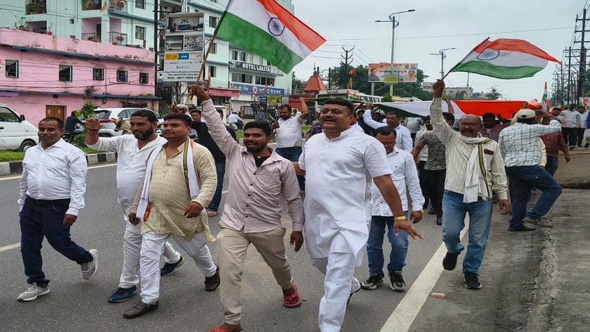 Dhanbad News: धनबाद में ई-रिक्शा चालकों ने निकाली भव्य तिरंगा यात्रा