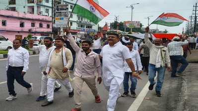 Dhanbad News: धनबाद में ई-रिक्शा चालकों ने निकाली भव्य तिरंगा यात्रा