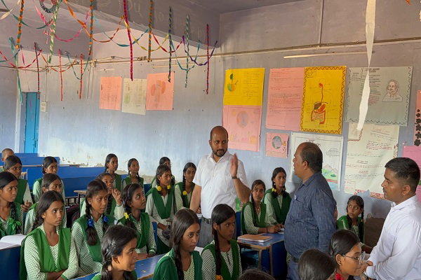 Ramgarh News: शिक्षक बन डीसी ने उत्क्रमित विद्यालय के बच्चों को पढ़ाया, दिया सक्सेस का मंत्र