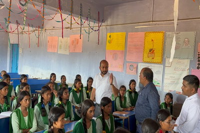 Ramgarh News: शिक्षक बन डीसी ने उत्क्रमित विद्यालय के बच्चों को पढ़ाया, दिया सक्सेस का मंत्र