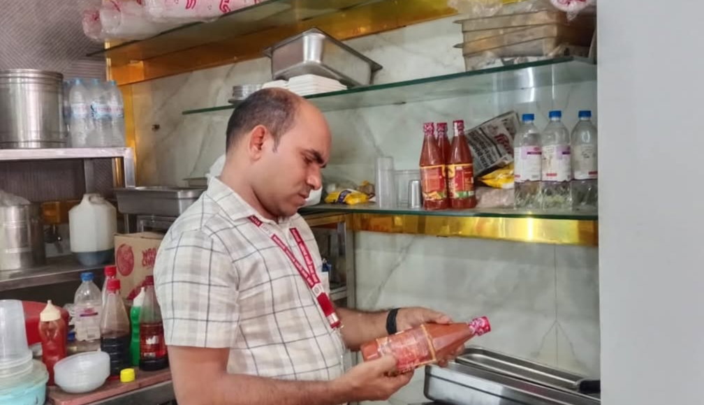 Ramgarh News: फूड सेफ्टी टीम ने दुकानों से पानी व खाद्य पदार्थों के लिए सैंपल