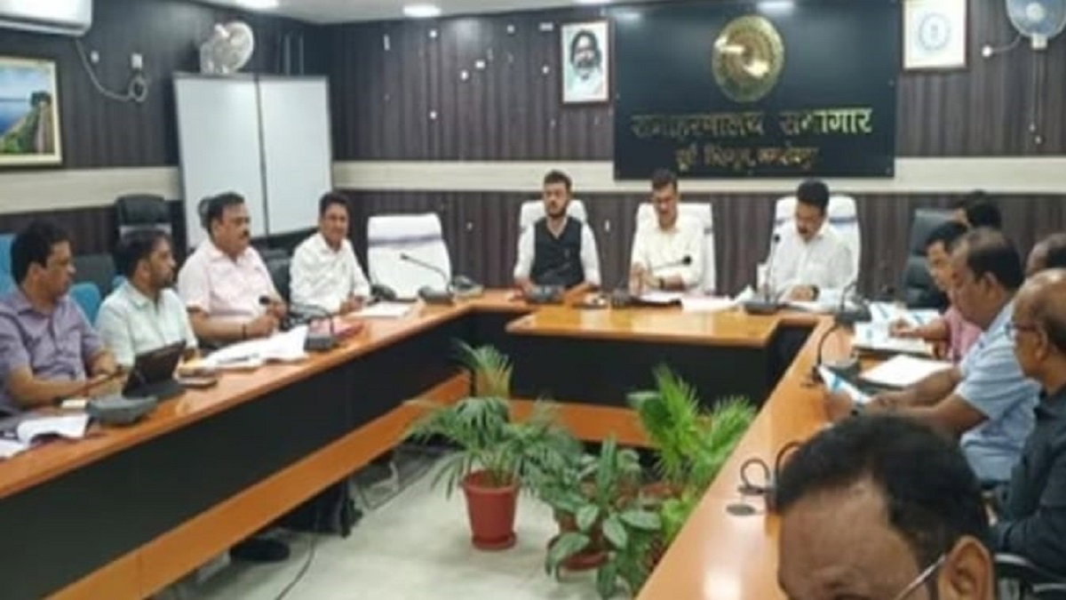 Jamshedpur News: डीसी ने की विभागों के कार्यों की समीक्षा, राजस्व वसूली में तेजी लाने के दिए निर्देश