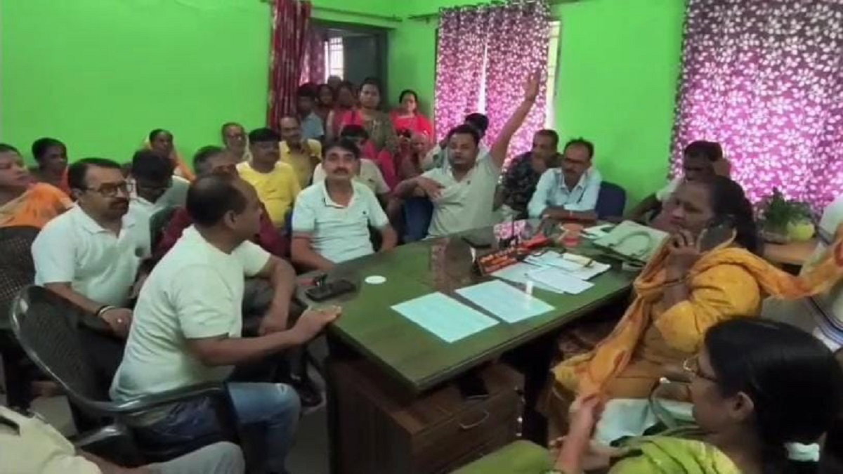 Dhanbad News: चिरकुंडा में एक माह से पेयजल संकट, नगर परिषद कार्यालय में लोगों का हंगामा