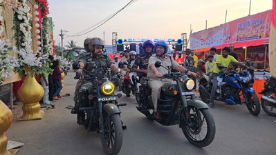 Chatra News: दुर्गा पूजा के बीच SP ने की बाइक पेट्रोलिंग, सुरक्षा व्यवस्था का लिया जायजा