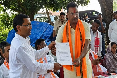 Hazaribagh News: धनवार पंचायत के विकास को लेकर सांसद मनीष जायसवाल को सौंपा ज्ञापन