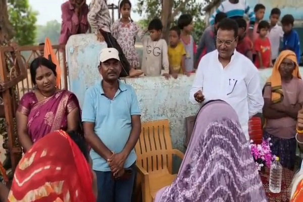 Hazaribagh News: सांसद ने किया विष्णुगढ़ प्रखंड के दर्जन भर गांवों का दौरा, किया जनसंवाद