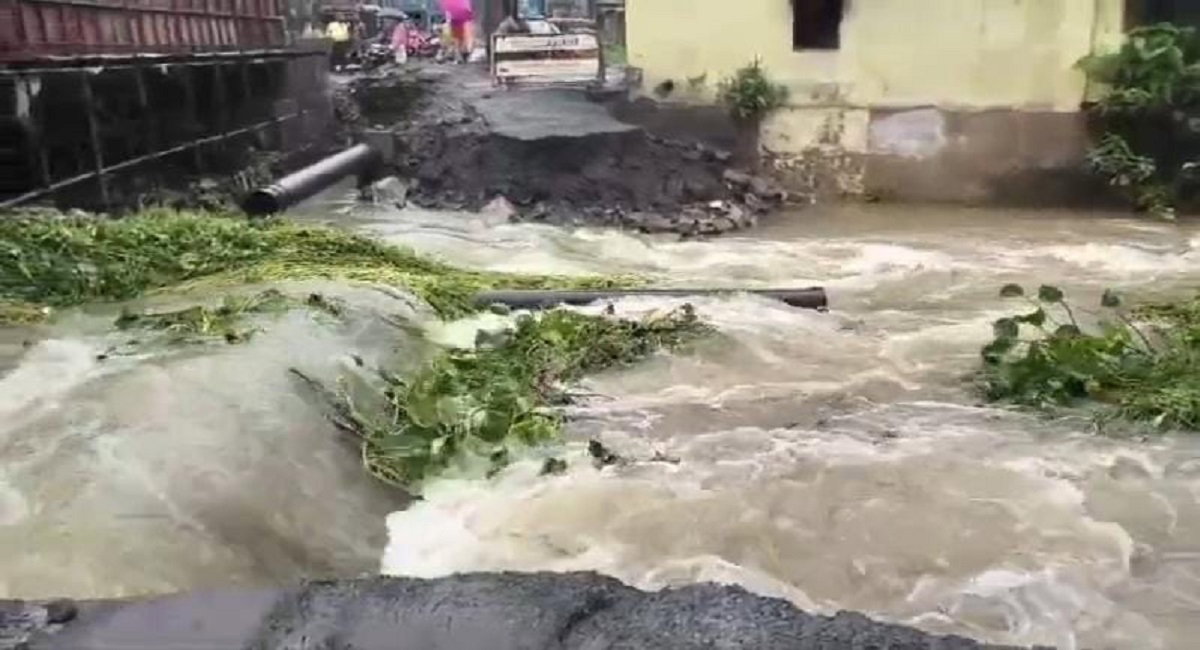Dhanbad News: फिर बहा झिलिया पुल का डायवर्सन, मैथन-चिरकुंडा का संपर्क टूटा