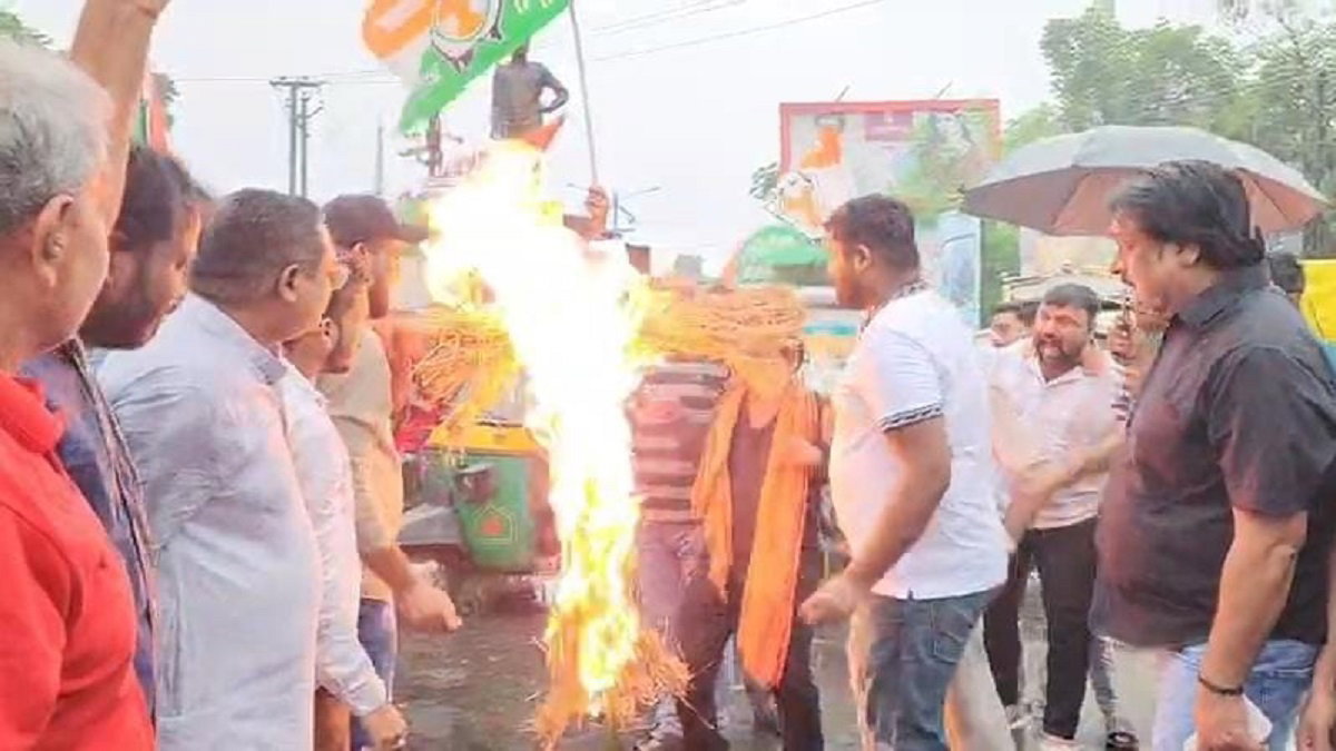Dhanbad News: युवा कांग्रेस ने सांसद ढुल्लू महतो का फूंका पुतला