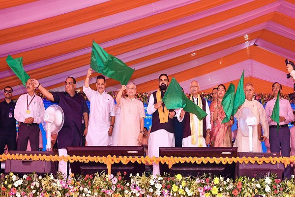 Bihar News: छपरा से दिल्ली के लिए शुरू हुई ट्रेन, रेल मंत्री-सीएम ने दिखाई हरी झंडी