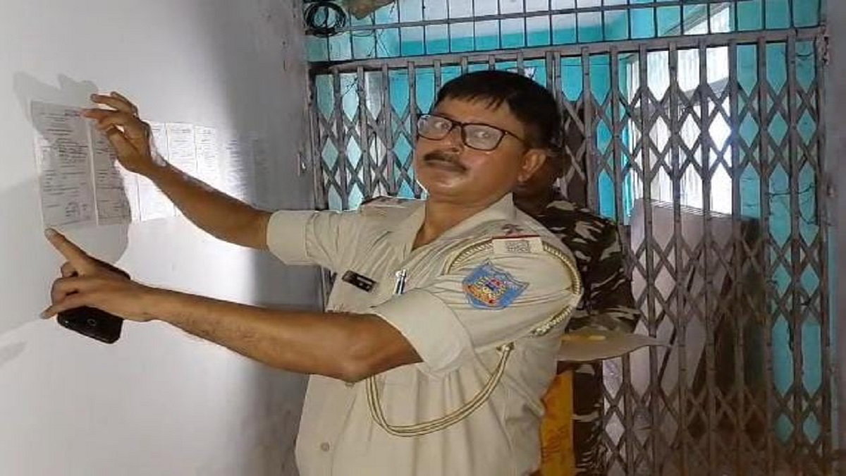 Dhanbad News: फ्लैट के नाम पर लाखों की ठगी, फरार दंपती के घर पुलिस ने चिपकाया इश्तेहार