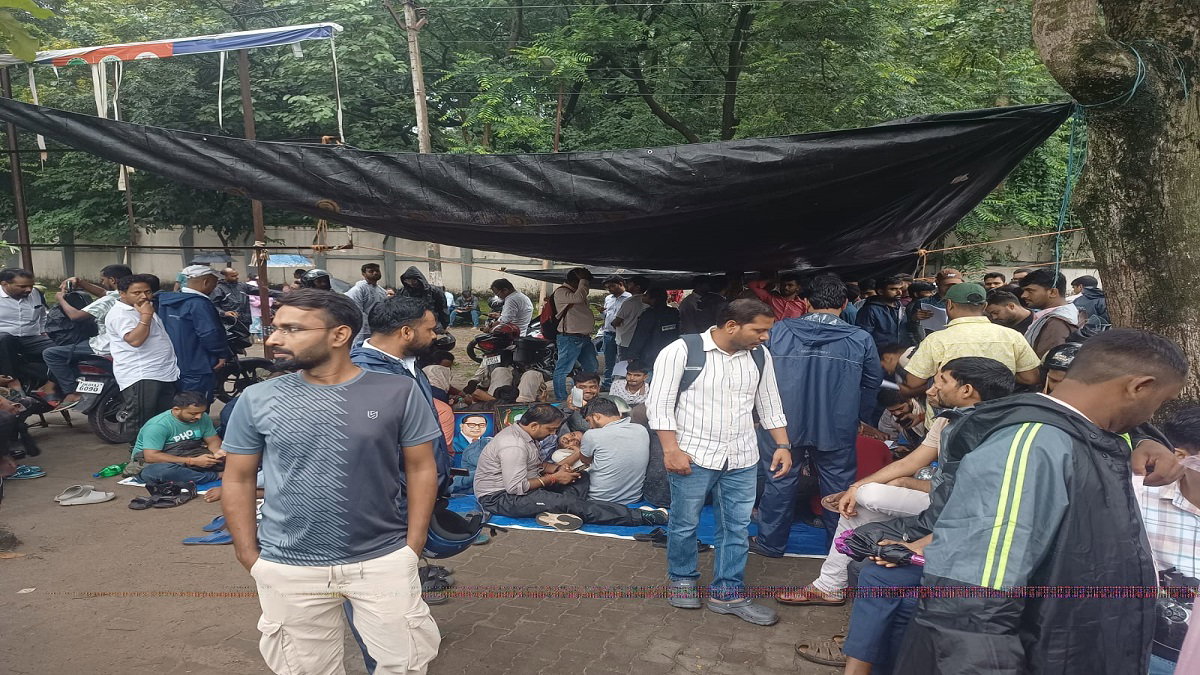 JSSC CGL: प्रोजेक्ट भवन के बाहर धरने पर बैठे अभ्यर्थी, कहा- बिना वजह नियुक्ति रद्द करना अन्याय