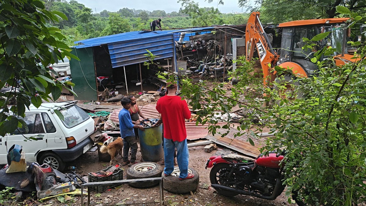 Ranchi News: निगम ने शहर से हटाए 30 से अधिक किओस्क व अवैध होर्डिंग्स