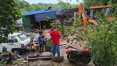 Ranchi News: निगम ने शहर से हटाए 30 से अधिक किओस्क व अवैध होर्डिंग्स