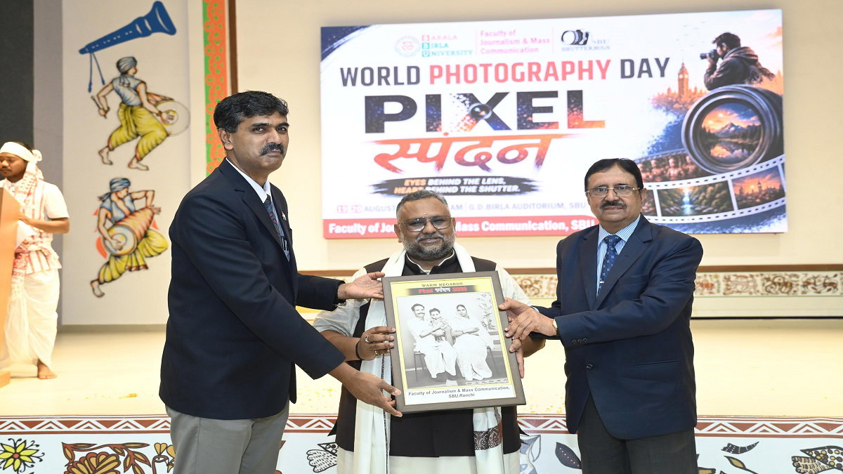 Ranchi News: सरला बिरला विवि में वर्ल्ड फोटोग्राफी डे पर सांस्कृतिक कार्यक्रम का आयोजन