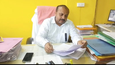 Hazaribagh News: योगेंद्र साव पर मामला दर्ज नहीं होने पर झासा ने किया विरोध, काला बिल्ला लगाकर किया कार्य