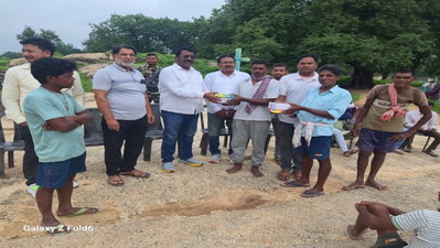 Simdega News: विधायक ने सुनी ग्रामीणों की समस्याएं, हाथियों से बचाव को लेकर बांटे टॉर्च व पटाखे