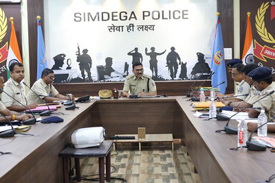 Simdega News: एसपी का निर्देश, नशा कारोबारियों पर कसें नकेल