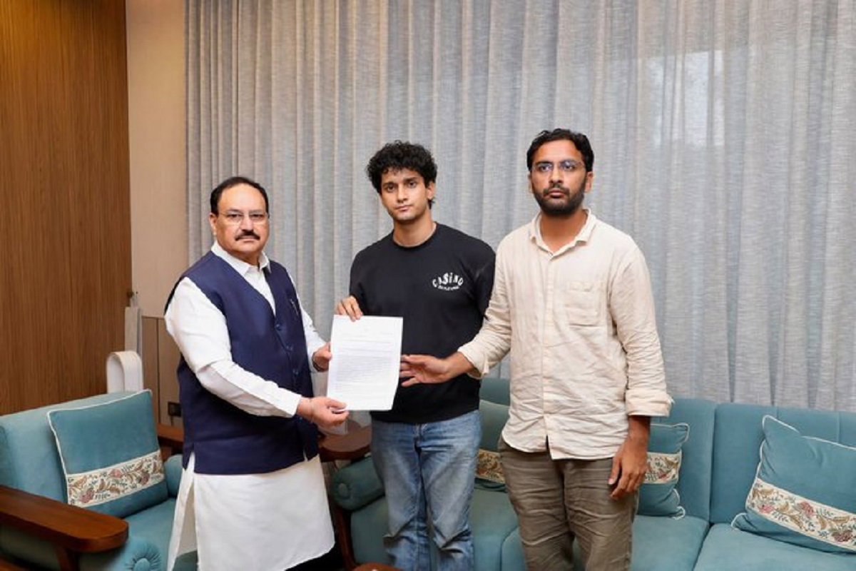 जेपी नड्डा से मिला कॉकरोच जनता पार्टी का प्रतिनिधिमंडल, सौंपा 3 मांगों का ज्ञापन