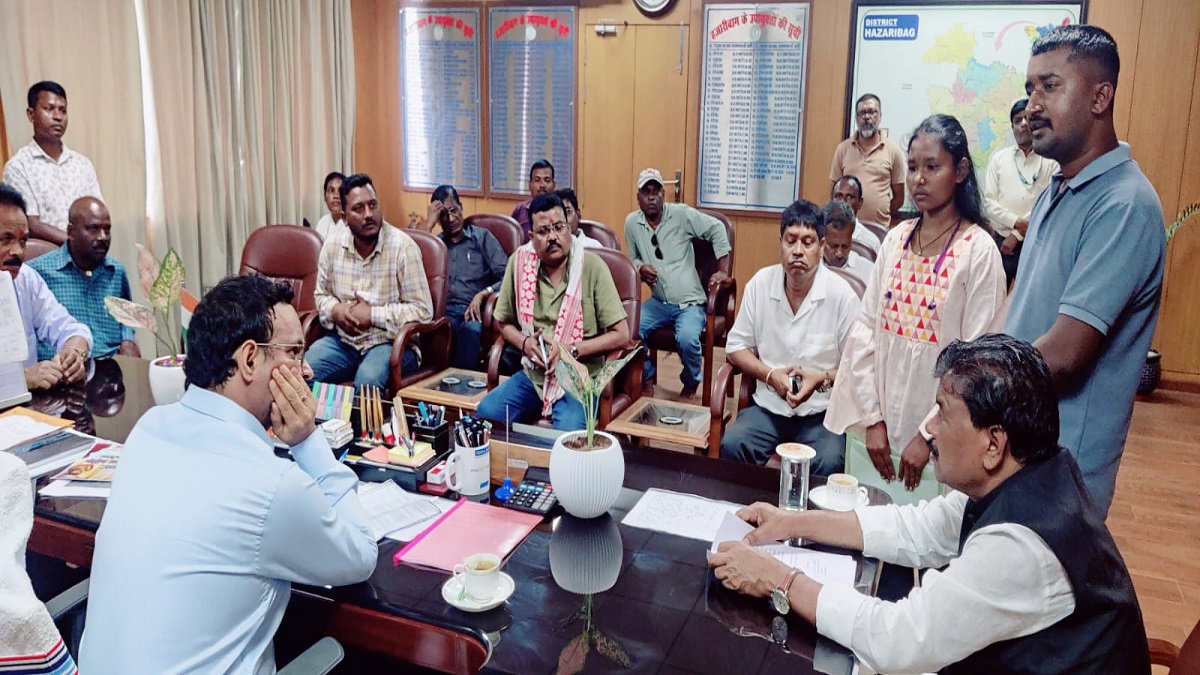 Hazaribagh News: बंधु तिर्की ने डीसी से की मुलाकात, छात्रावास समेत कई मुद्दों पर की चर्चा