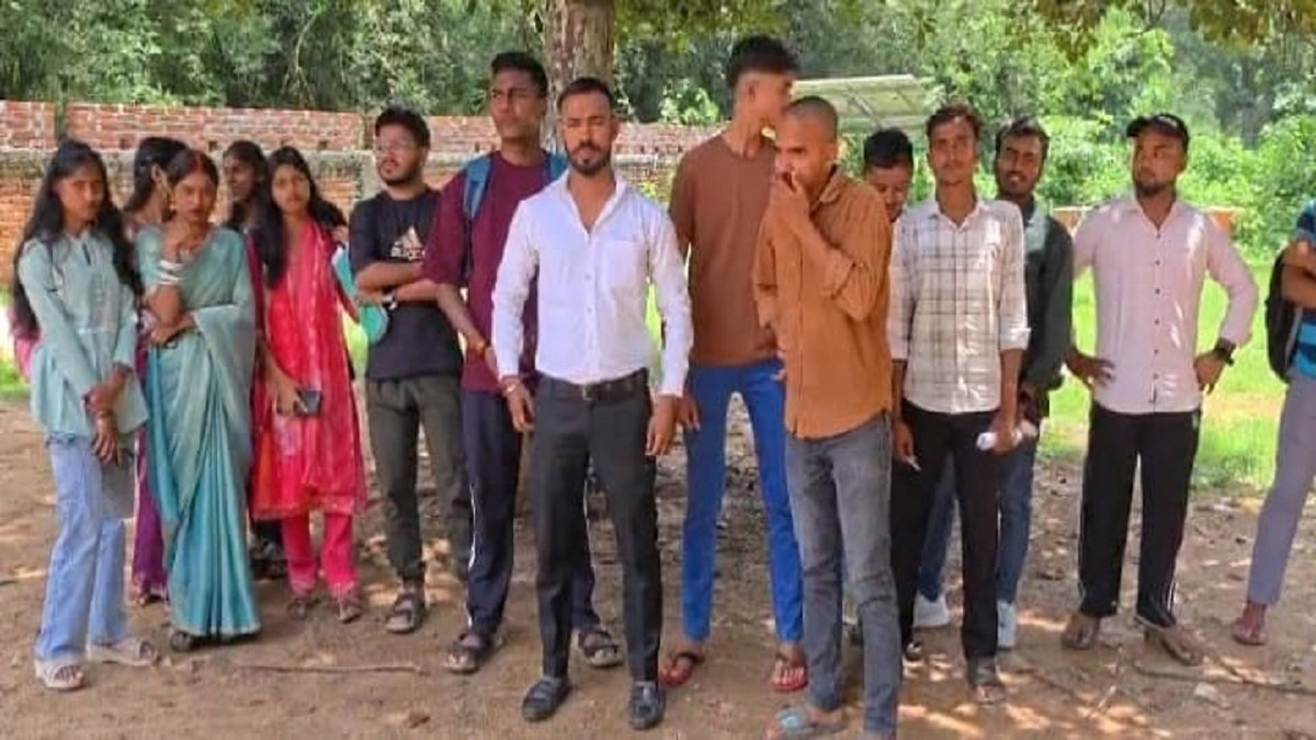 Giridih News: केके वर्मा इवनिंग कॉलेज में अवैध वसूली को लेकर छात्रों का हंगामा