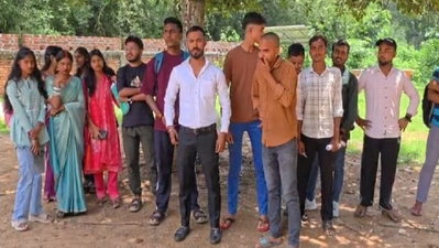 Giridih News: केके वर्मा इवनिंग कॉलेज में अवैध वसूली को लेकर छात्रों का हंगामा