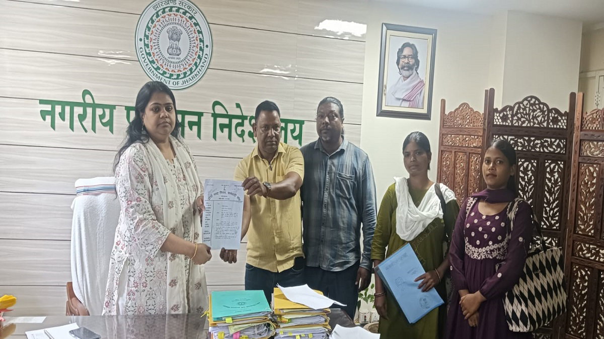 Ranchi News: नगर निगम कर्मियों का निदेशालय के सामने धरना, बोले- 20% पेंशन कटौती वापस हो