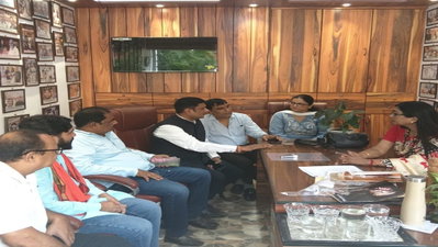 Ranchi News: ट्रांसपोर्ट नगर जल्द चालू करने की मांग, सांसद महुआ माजी से मिला चैंबिर प्रतिनिधिमंडल